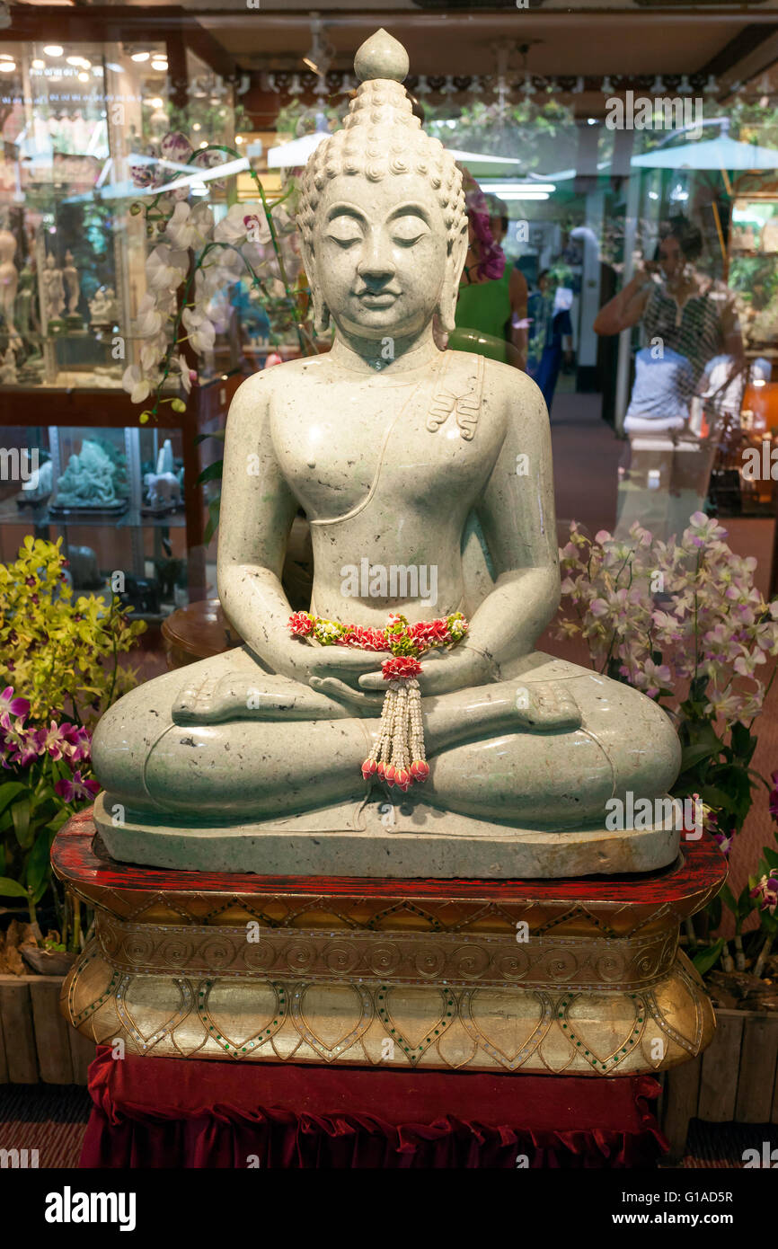 La sculpture de Jade d'un Bouddha assis dans une fabrique de Jade dans le Nord de la Thaïlande près de Chiang Rai Banque D'Images