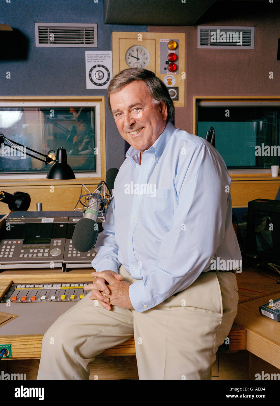 Sir Terry Wogan, radio et de la télévision irlandaise photographié dans la  BBC Radio 2 studios, Londres, Angleterre, Royaume-Uni Photo Stock - Alamy