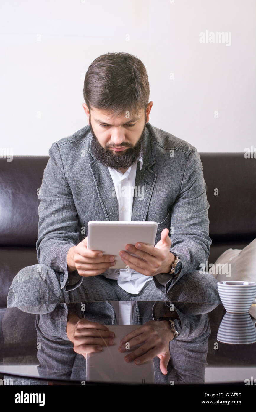 Businessman reading d'une tablette Banque D'Images