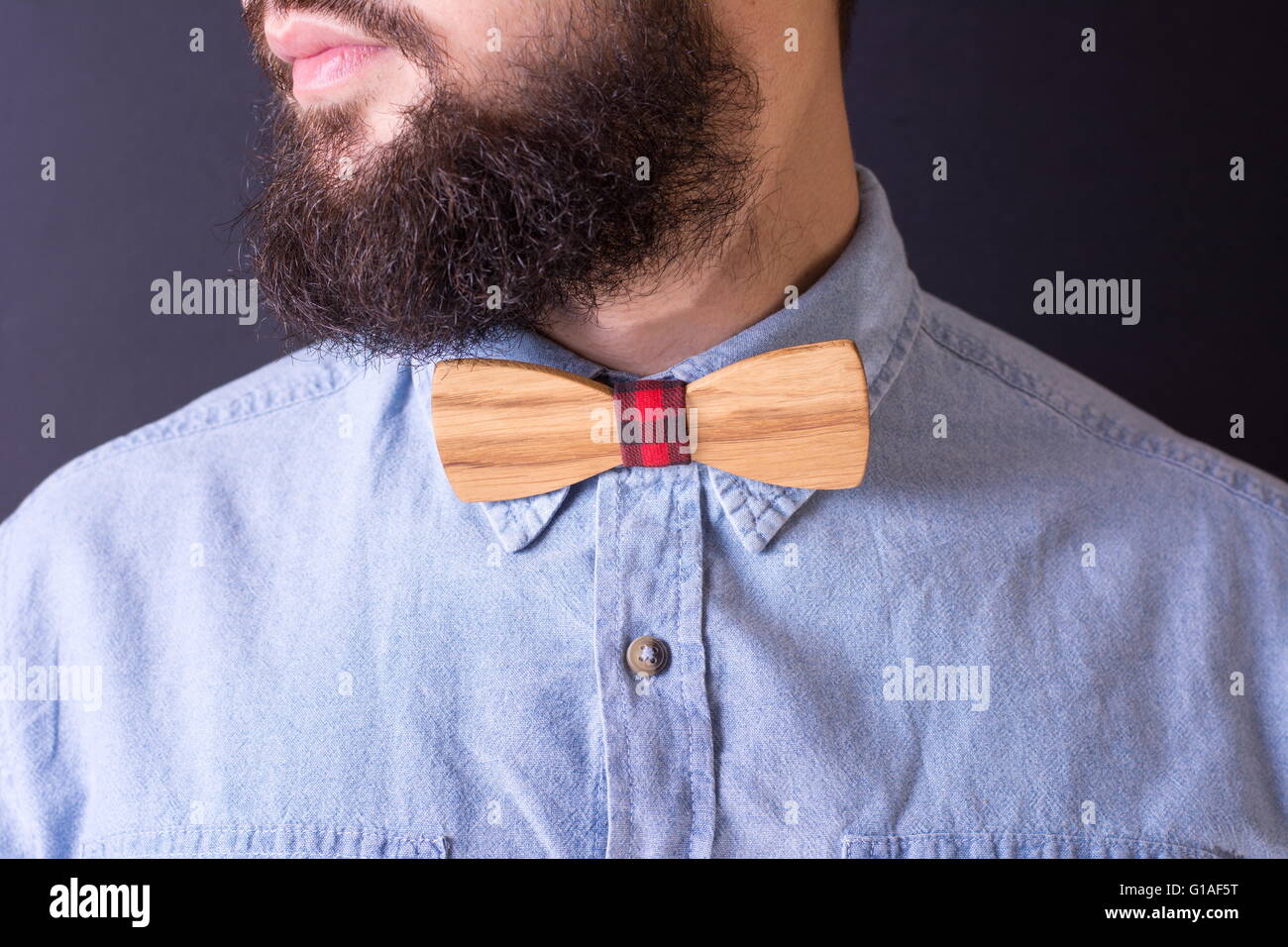 Homme barbu avec un noeud papillon en bois close up Banque D'Images