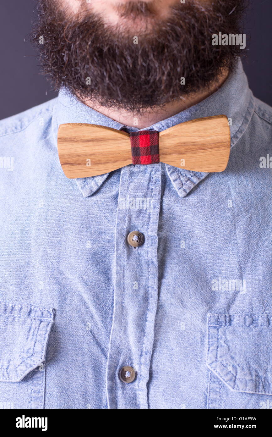 Homme barbu avec un noeud papillon en bois close up Banque D'Images