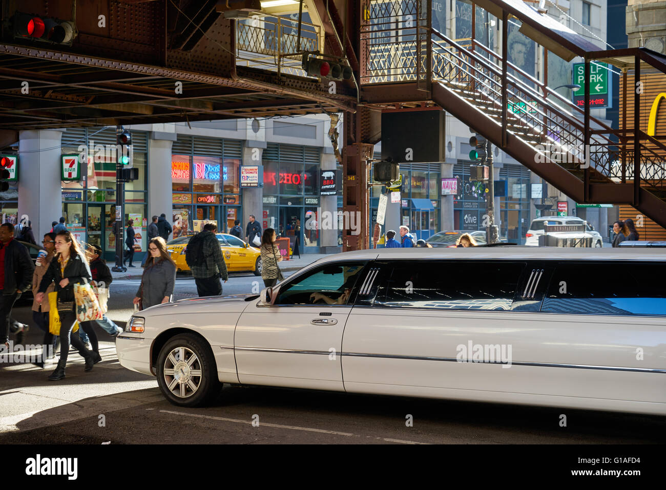Une limousine blanche s'arrête à un croisement à pied sous la ligne L Banque D'Images