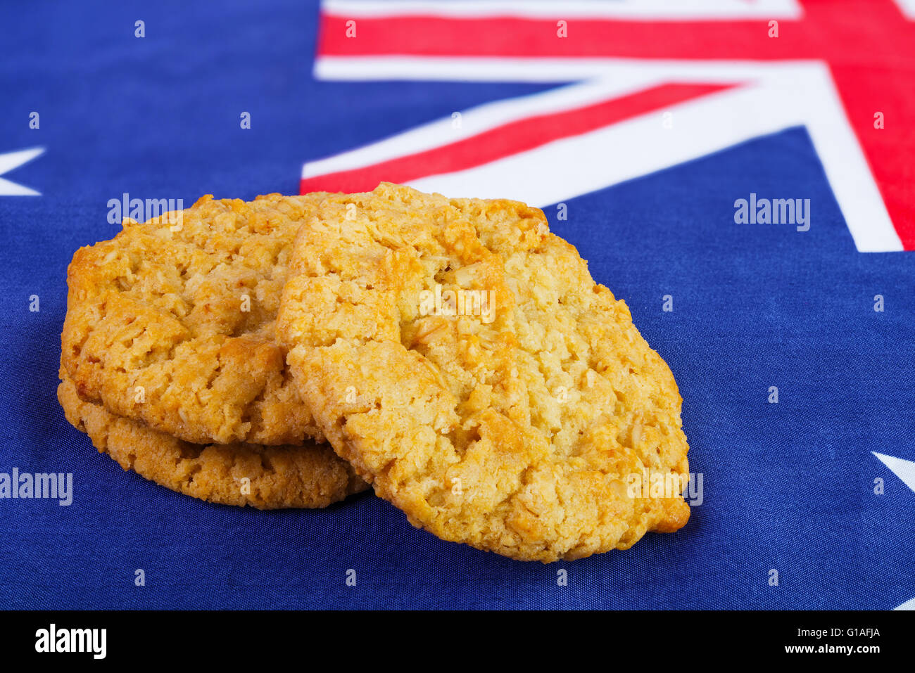 Anzac biscuits traditionnels sur drapeau australien comme arrière-plan Banque D'Images