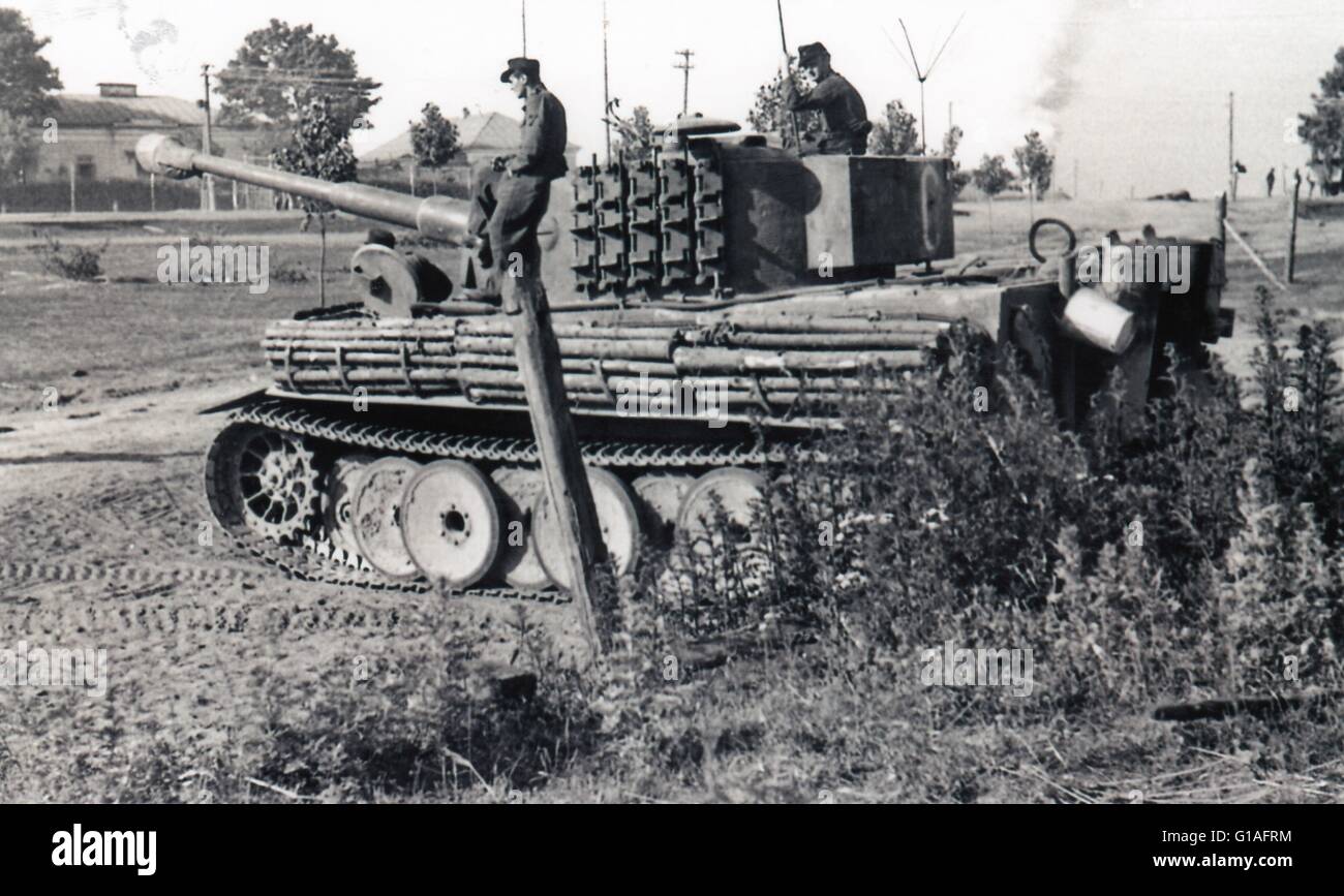 Les protections du réservoir tigre un carrefour sur le front de l'Est 1944 Banque D'Images