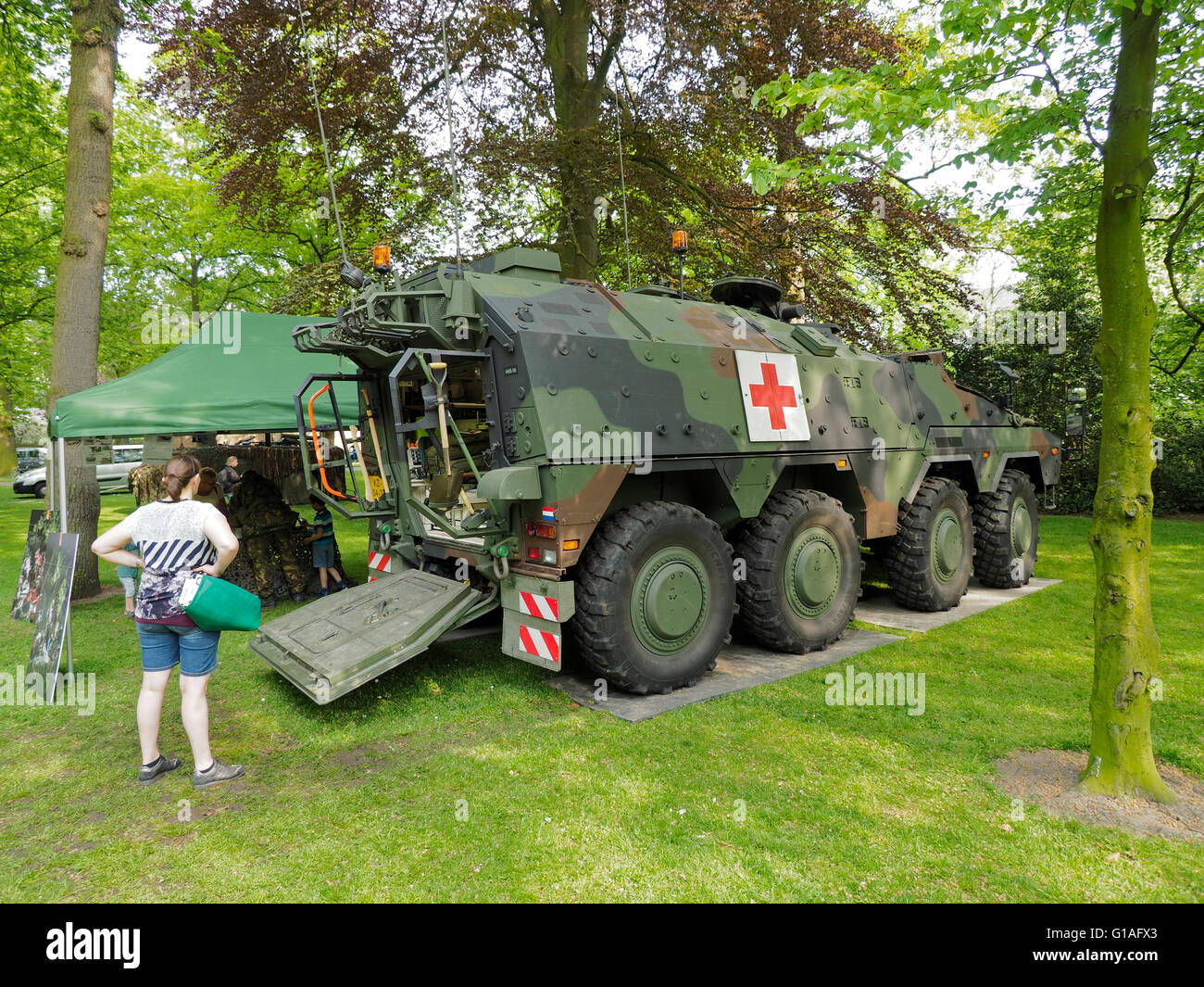 Véhicule de secours médical blindés de l'Armée royale néerlandaise dans le Valkenberg park à Breda, aux Pays-Bas. Banque D'Images