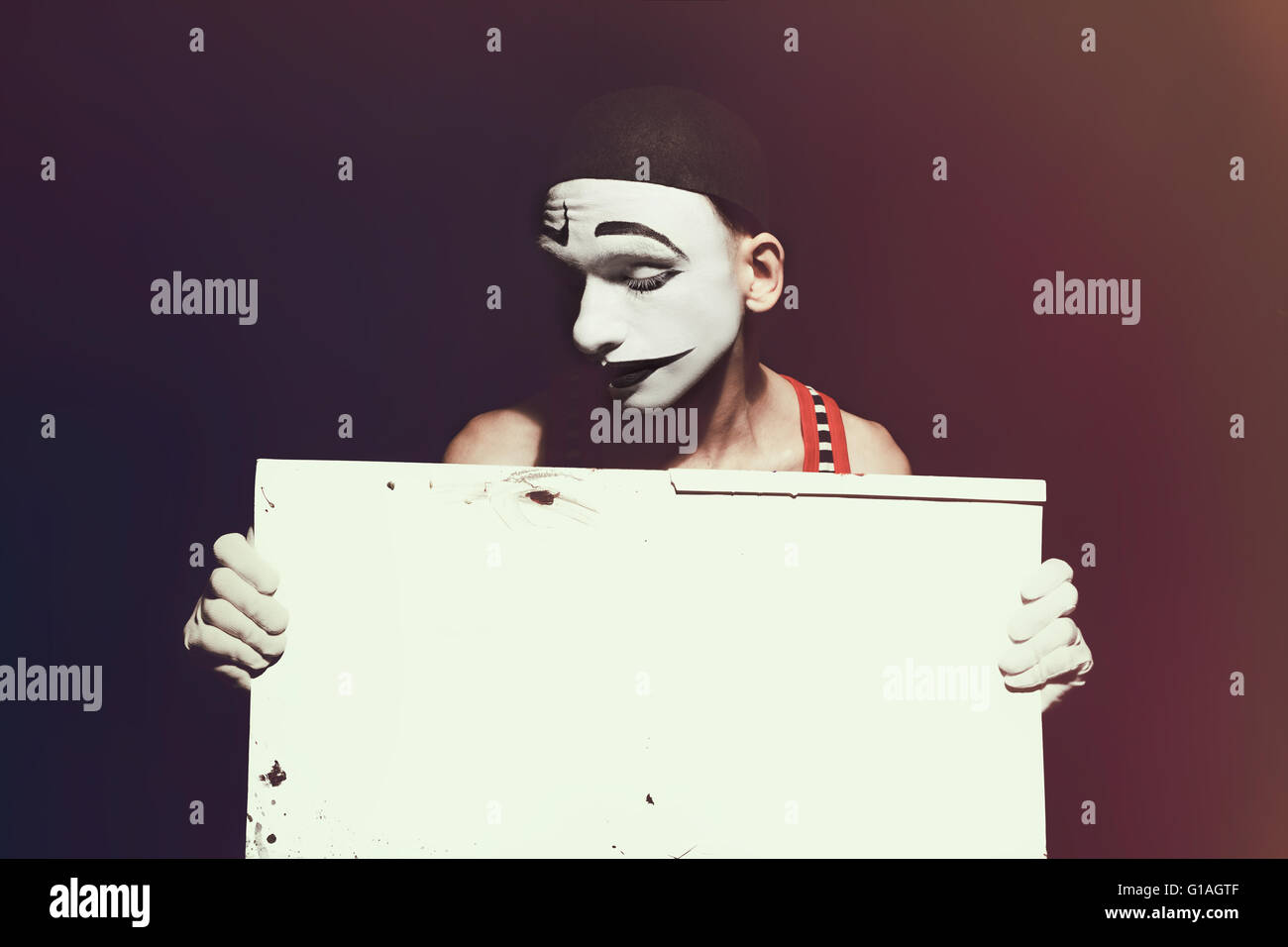 Portrait de mime holding white feuille dans les mains sales Banque D'Images