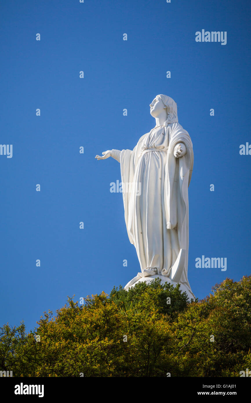 La statue de la Vierge Marie sur la colline de San Cristobal à Santiago, Chili, Amérique du Sud. Banque D'Images