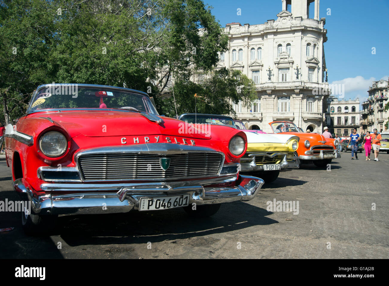 Une rangée de vieux peint années 50 voitures américaines sur l'affichage en Centro Havana pour les touristes d'embaucher La Habana Cuba Banque D'Images