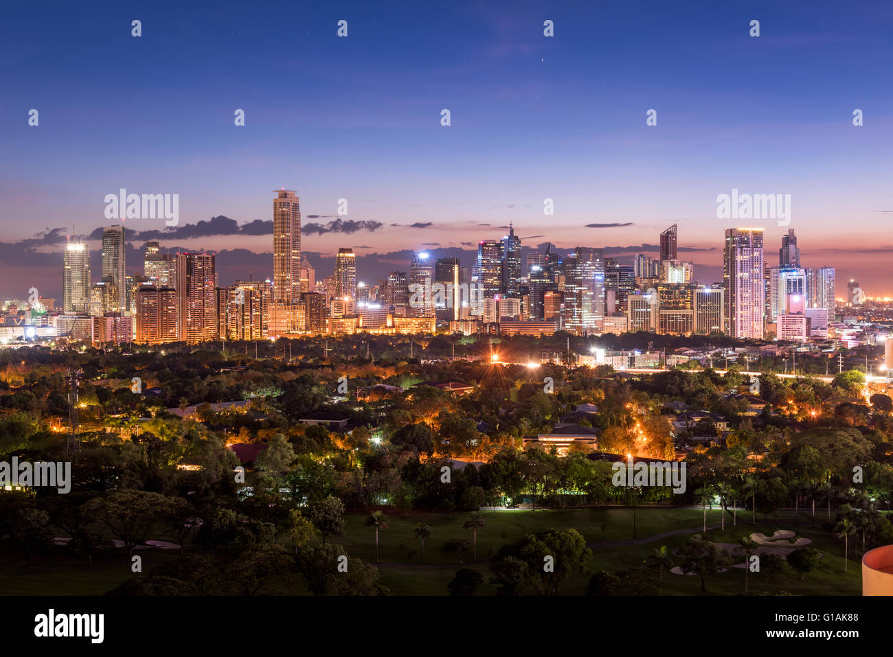 Eleveted, vue de la nuit de Makati, le quartier des affaires de Manille. Banque D'Images