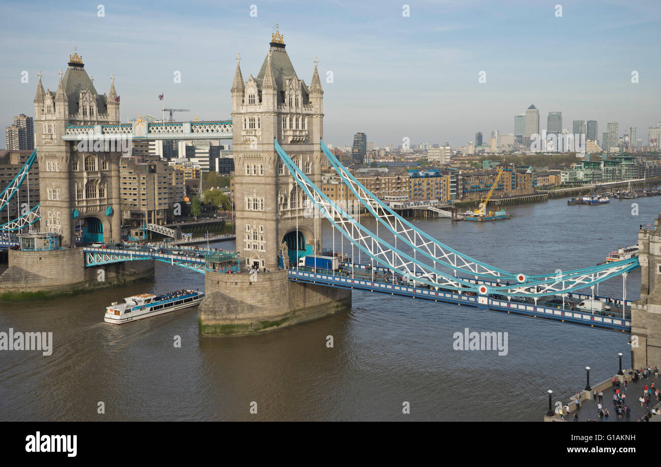 Vue sur le Tower Bridge et Hôtel de Ville de Canary Wharf, London, UK Banque D'Images