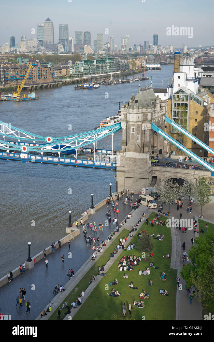 Vue sur le Tower Bridge et Hôtel de Ville de Canary Wharf, London, UK Banque D'Images