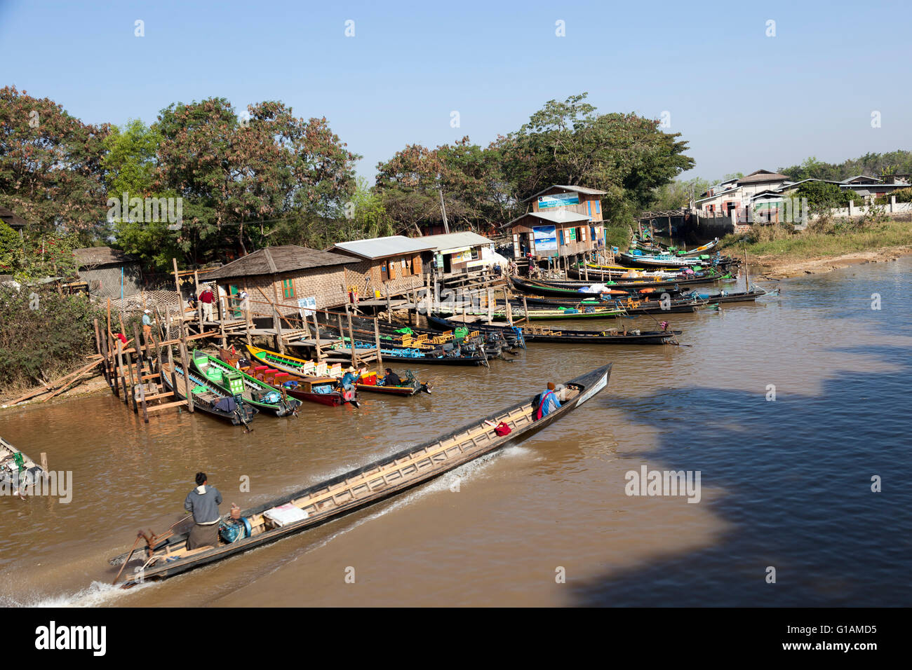 À Nyaungshwe, l'embarcadère d'où les touristes commencent à avoir un voyage autour du lac Inle (Myanmar). Banque D'Images