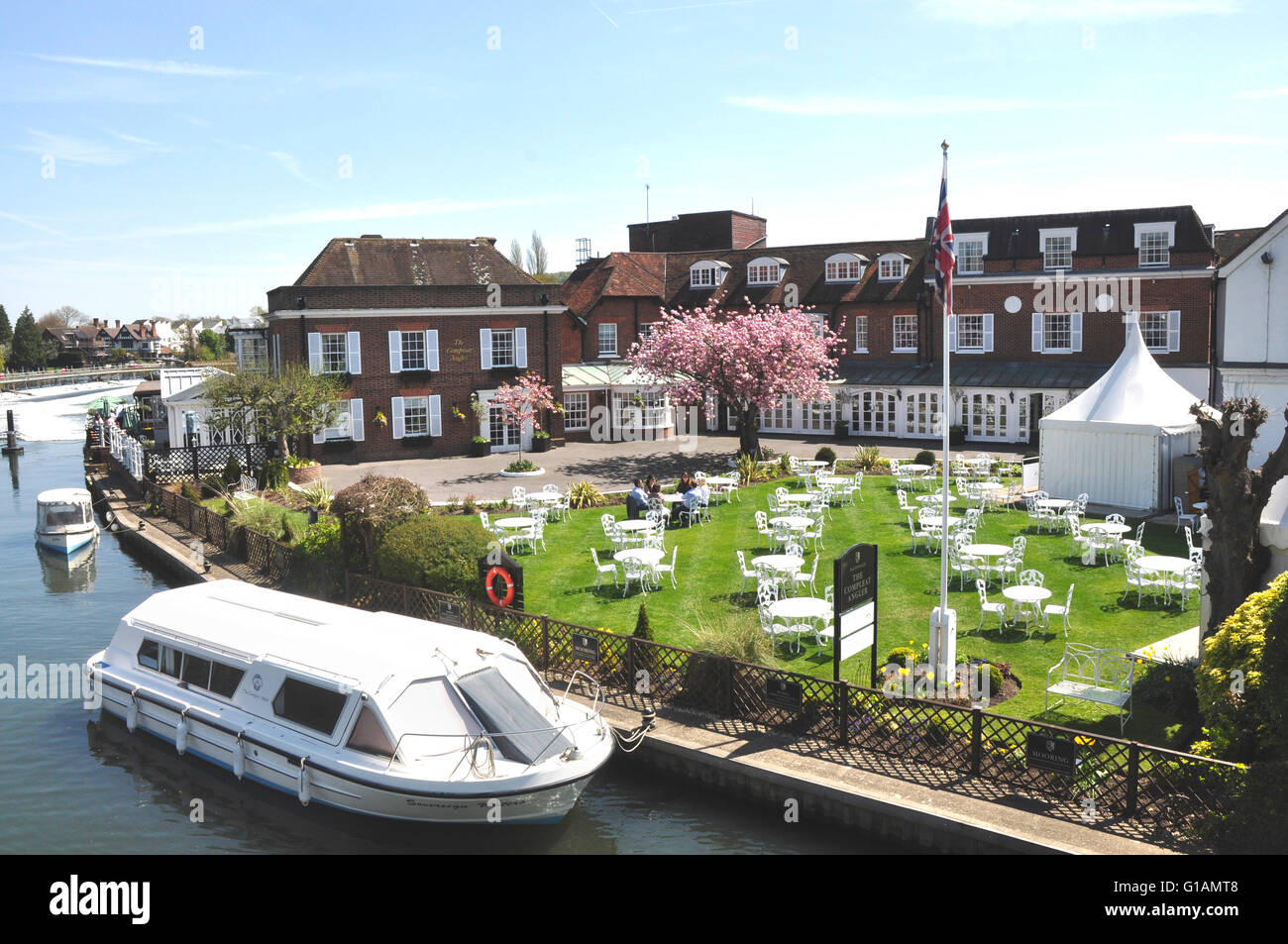 - Bucks Marlow on Thames - The Complete Angler riverside hotel - élégance et sophistication - tables sur la pelouse - printemps Banque D'Images