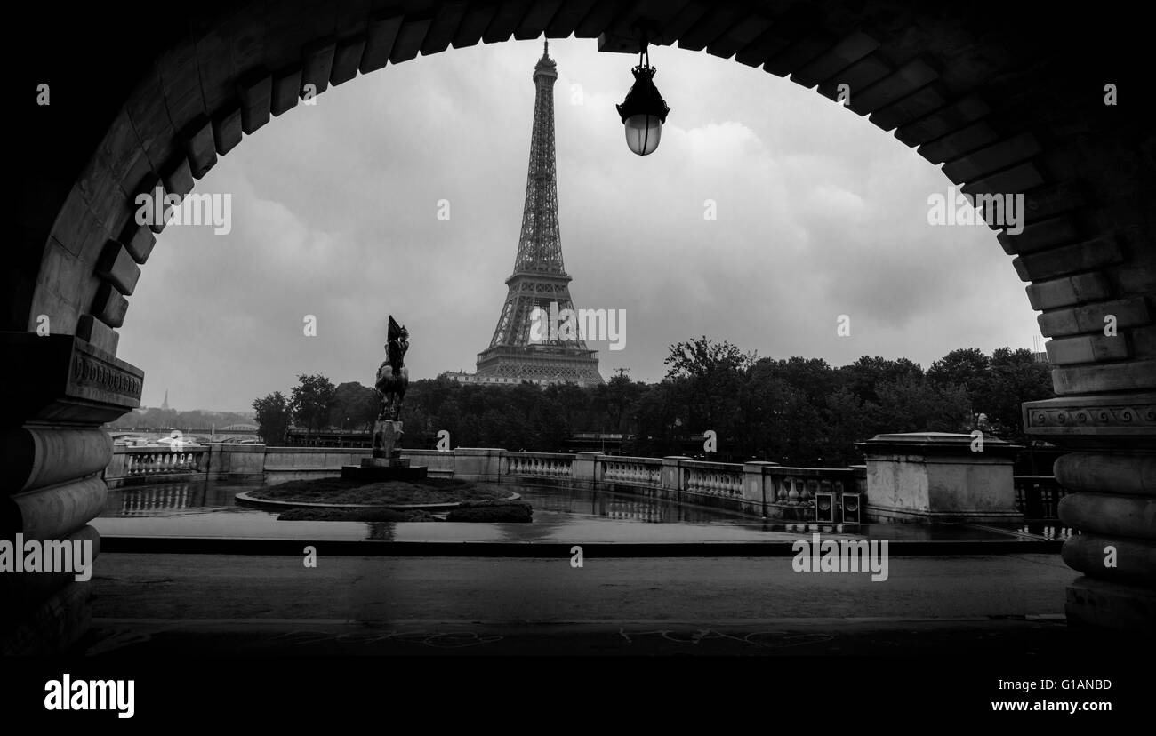 Vue sur la Tour Eiffel depuis le pont Bir Hakeim, Paris, France Banque D'Images