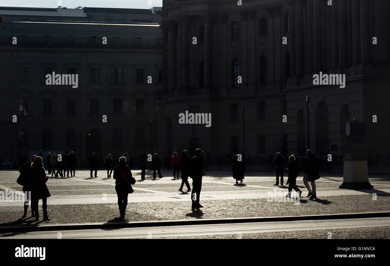 Silhouette d'une personnes marchant sur un carré à Berlin, Allemagne Banque D'Images