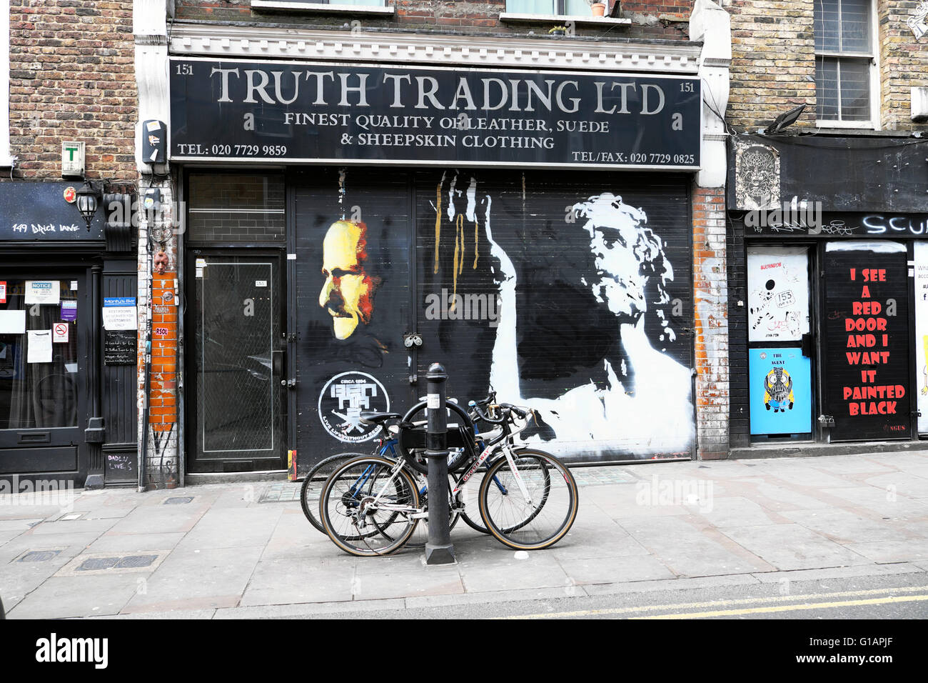 La vérité de l'extérieur en cuir shop Trading Ltd dans Brick Lane, East London UK KATHY DEWITT Banque D'Images