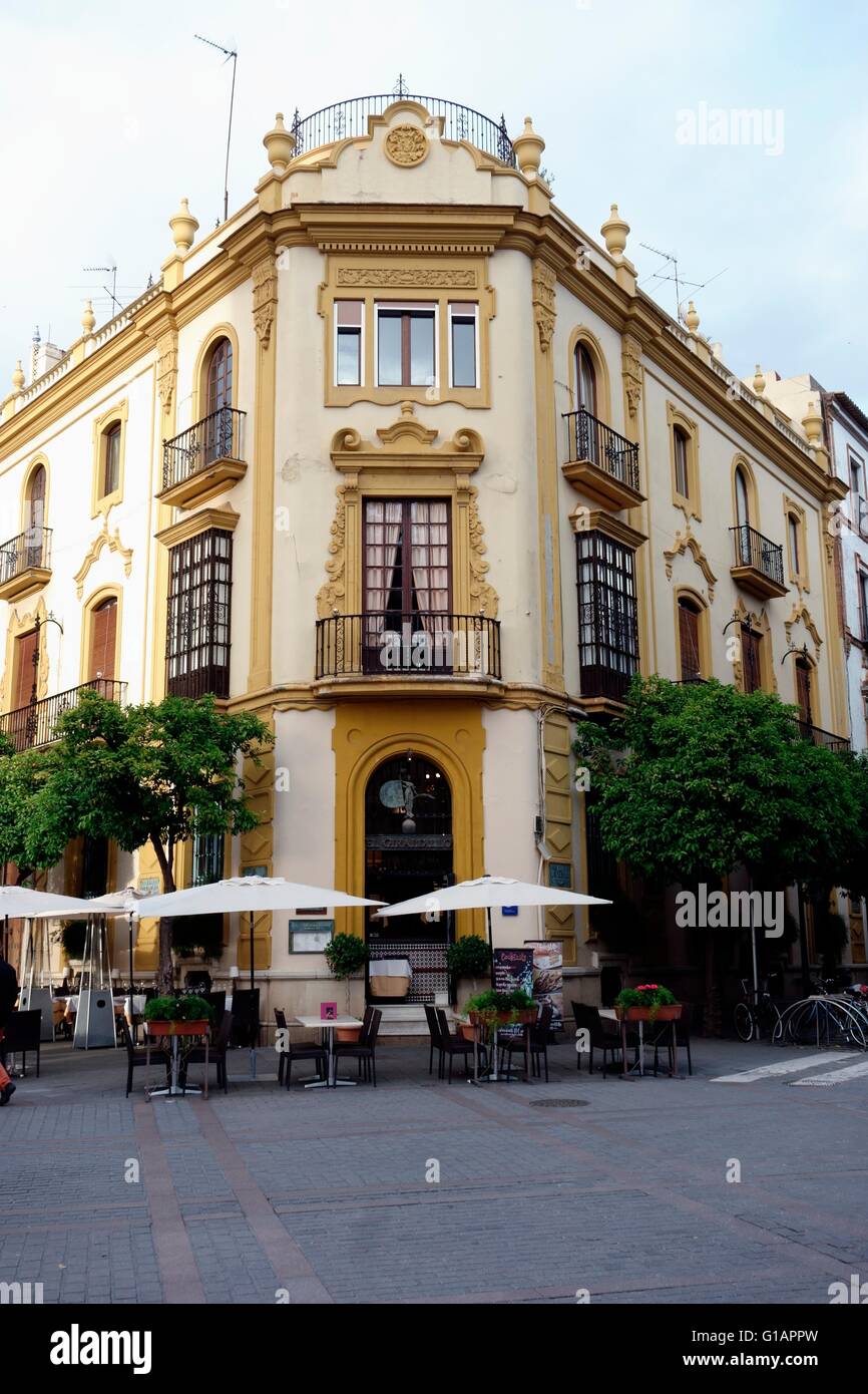 Le restaurant-bar de vieux bâtiment orné Sevillec Banque D'Images
