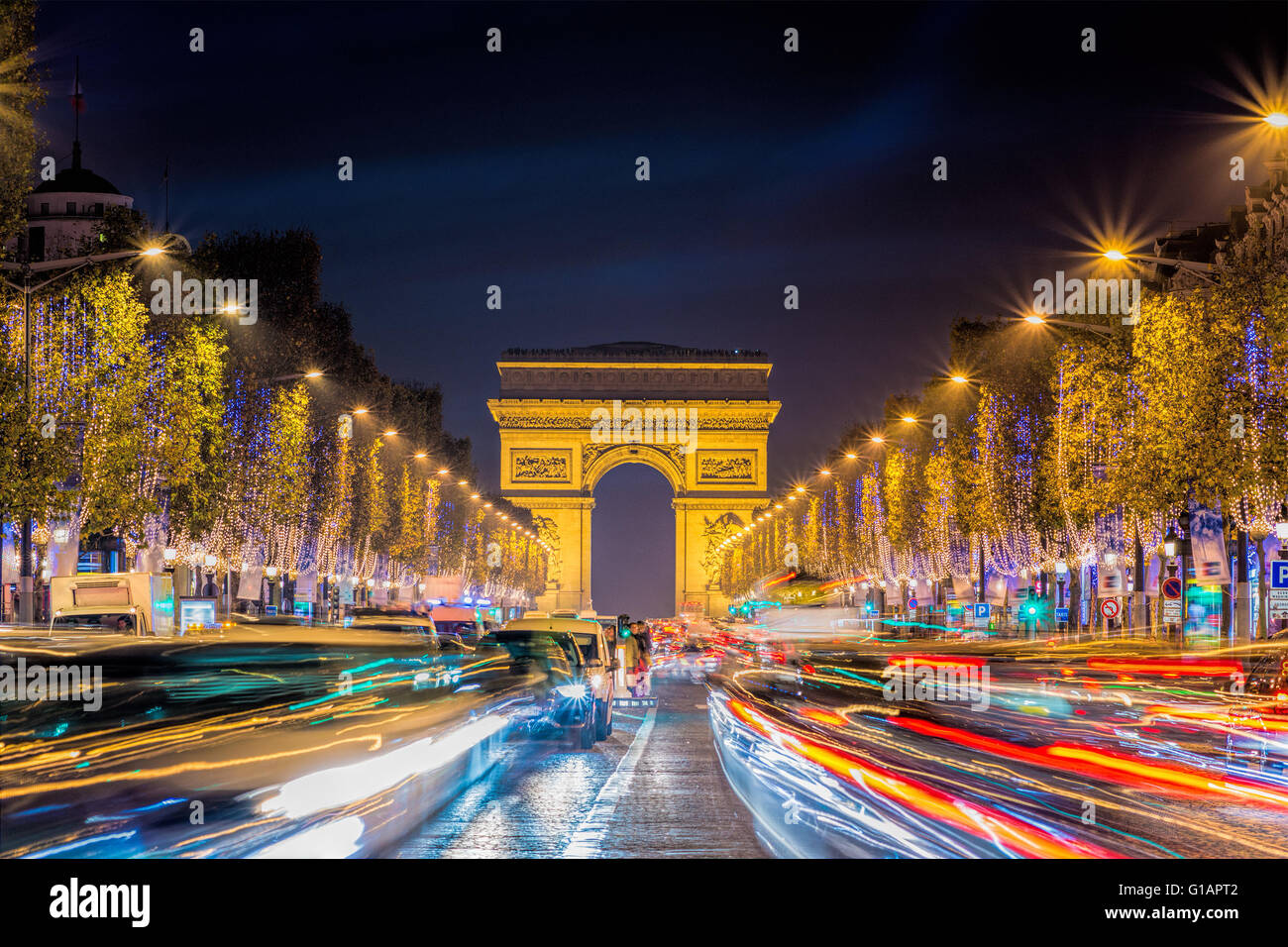 Avenue des ChampsElysées avec l'éclairage de Noël jusqu'à l'Arc de Triomphe à Paris, France Avenue des ChampsElysées avec l'éclairage de Noël jusqu'à l'Arc de Triomphe à Paris, France