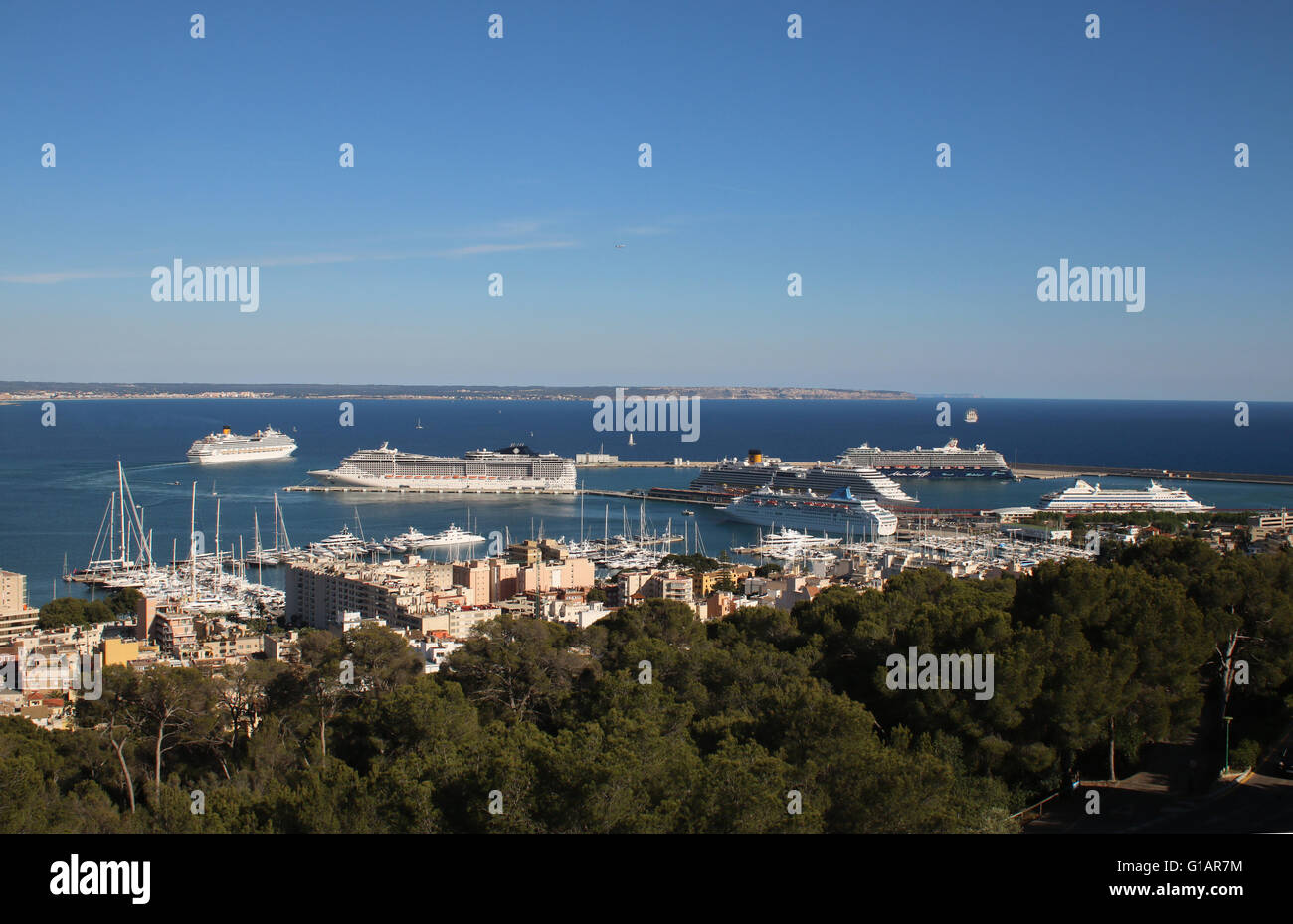 Départ de Costa Fascinosa (290 m) et de navires de croisière à voile "Royal Clipper" (133m) - avec six navires de croisière dans le port. Banque D'Images