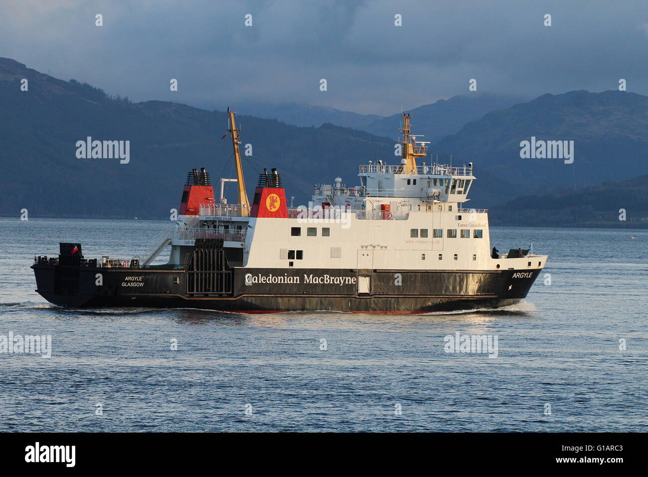 Argyle MV, un car-ferry Caledonian MacBrayne exploité par (CalMac), passant Cloch Point sur le Firth of Clyde. Banque D'Images