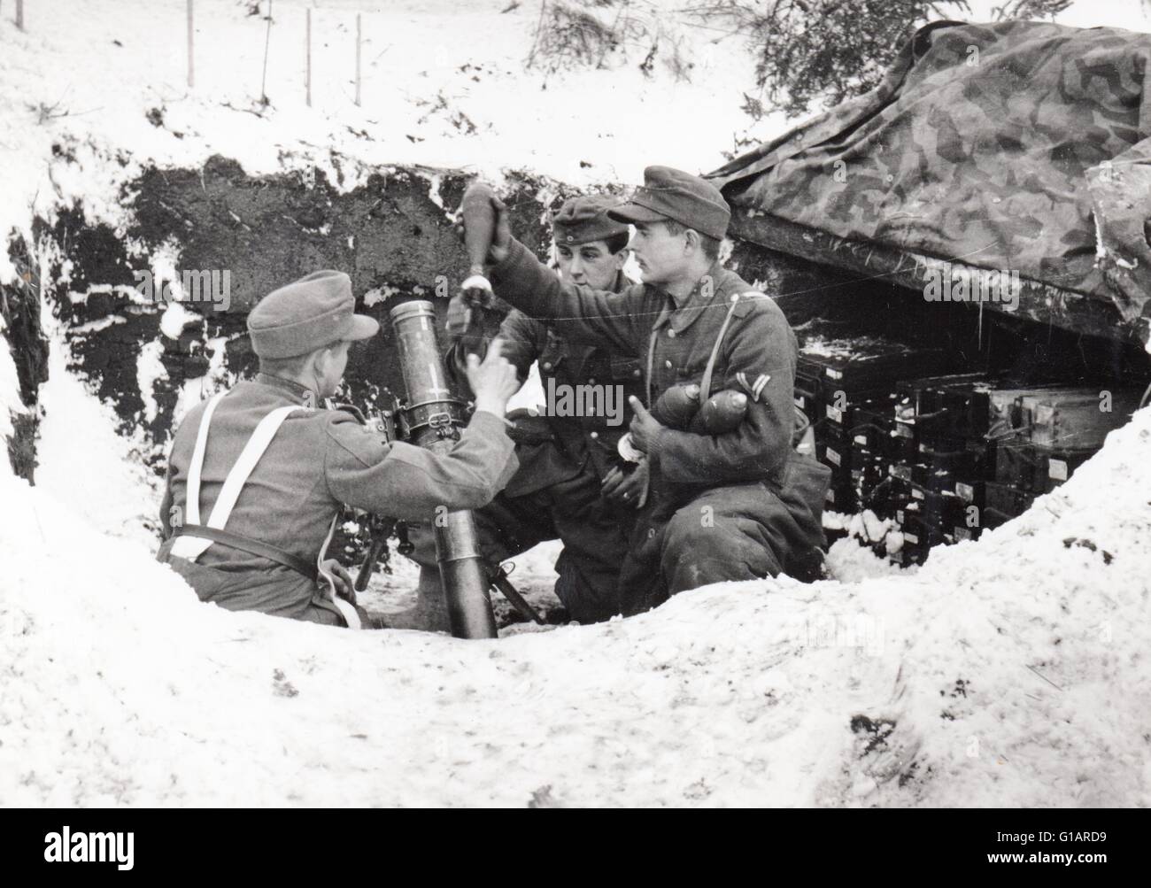 Les soldats allemands fire un mortier sur le front de l'Est 1944 Banque D'Images