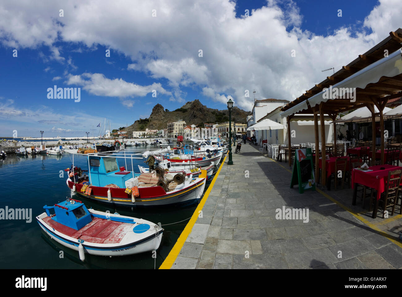 Rangée de tables de restaurant / taverne surplombant le front de mer pittoresque de Myrina / Haven. Lemnos ou Limnos, Grèce Banque D'Images