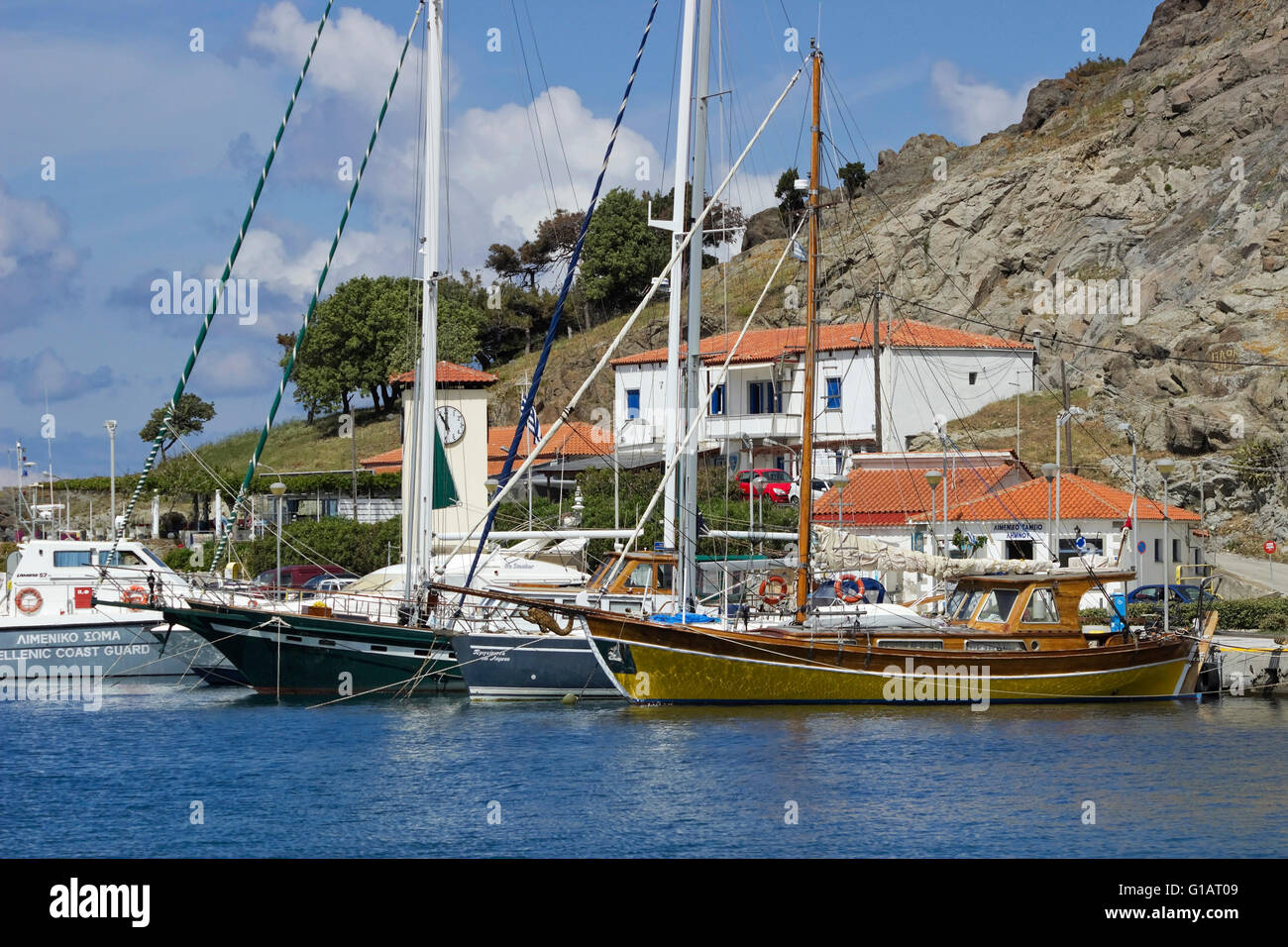 En bois luxueux voile clippers dans Myrina privé's anchorage dans le vieux port. Lemnos Limnos island, Grèce ou Banque D'Images