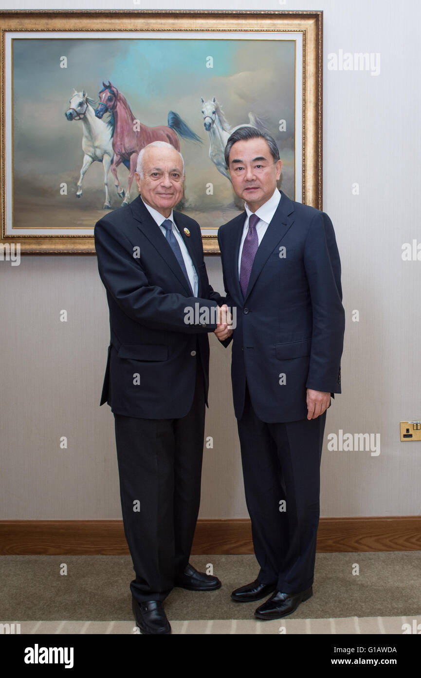 Doha, Qatar. Le 11 mai, 2016. Le Ministre chinois des affaires étrangères Wang Yi (R) rencontre avec le Secrétaire général de la Ligue arabe Nabil al-Araby avant la septième conférence ministérielle de l'organisation du Forum sur la coopération sino-arabe Membres à Doha, capitale du Qatar, le 11 mai 2016. © Meng Tao/Xinhua/Alamy Live News Banque D'Images