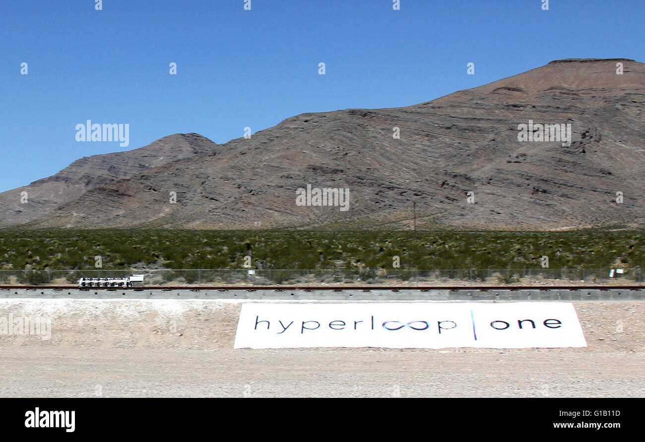 Las Vegas, Nevada, USA. Le 11 mai, 2016. Une épreuve de luge sur rails au cours d'un essai en plein air de propulsion de l'Hyperloop la technologie des transports, au Nevada, États-Unis, 11 mai 2016. Un Hyperloop étapes la première démonstration publique d'un élément clé de la mise en route du train futuriste du concept qui pourrait un jour les passagers des ferries à près de des vitesses supersoniques. © Guo Shuang/Xinhua/Alamy Live News Banque D'Images