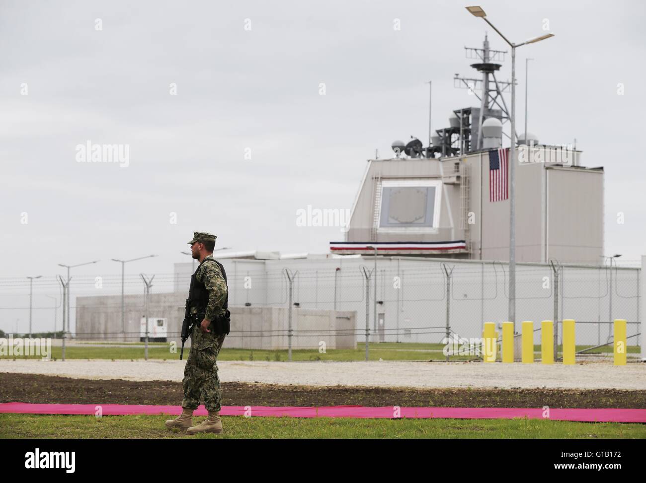 Un soldat américain se place en avant de la première base pour faire partie de la protection antimissile de l'OTAN à Deveselu, Roumanie, 12 mai 2016. L'égide système développé par la Marine américaine est fondée à cet endroit. Photo : KAY NIETFELD/dpa Banque D'Images