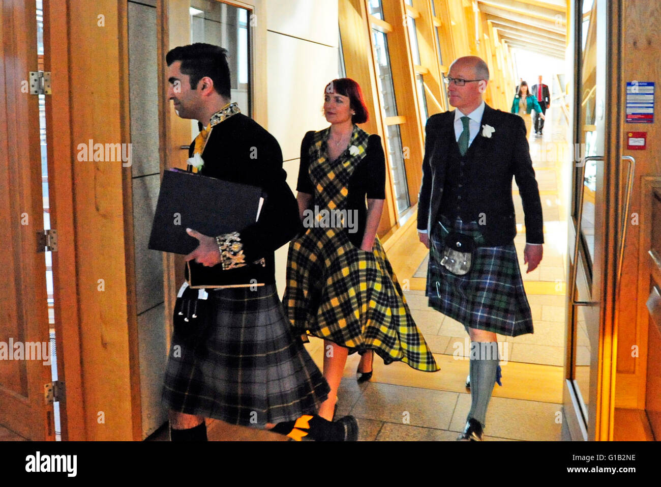 Edinburgh, Ecosse, Royaume-Uni, 12 mai, 2016. Secrétaire du Cabinet pour l'éducation Angela Constance (C), Ministre pour l'Europe et le développement international Humza Yousaf (L), et vice-premier ministre John Swinney (R) après avoir prêté serment à nouveau comme MSPs lors de la première séance officielle du nouveau Parlement écossais, Crédit : Ken Jack / Alamy Live News Banque D'Images