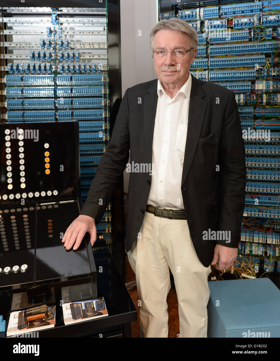 Horst Zuse, fils du pionnier de l'ordinateur Konrad Zuse, pose devant la réplique du premier ordinateur programmable à Berlin, Allemagne, 12 mai 2016. Le Musée allemand de la technologie est la célébration de l'anniversaire "75 ans de la Z3 ordinateur de Konrad Zuse." Aujourd'hui les ordinateurs peuvent ordinateur autour d'un milliard de fois plus rapide que celle du Z3. Photo : PAUL ZINKEN/dpa Banque D'Images
