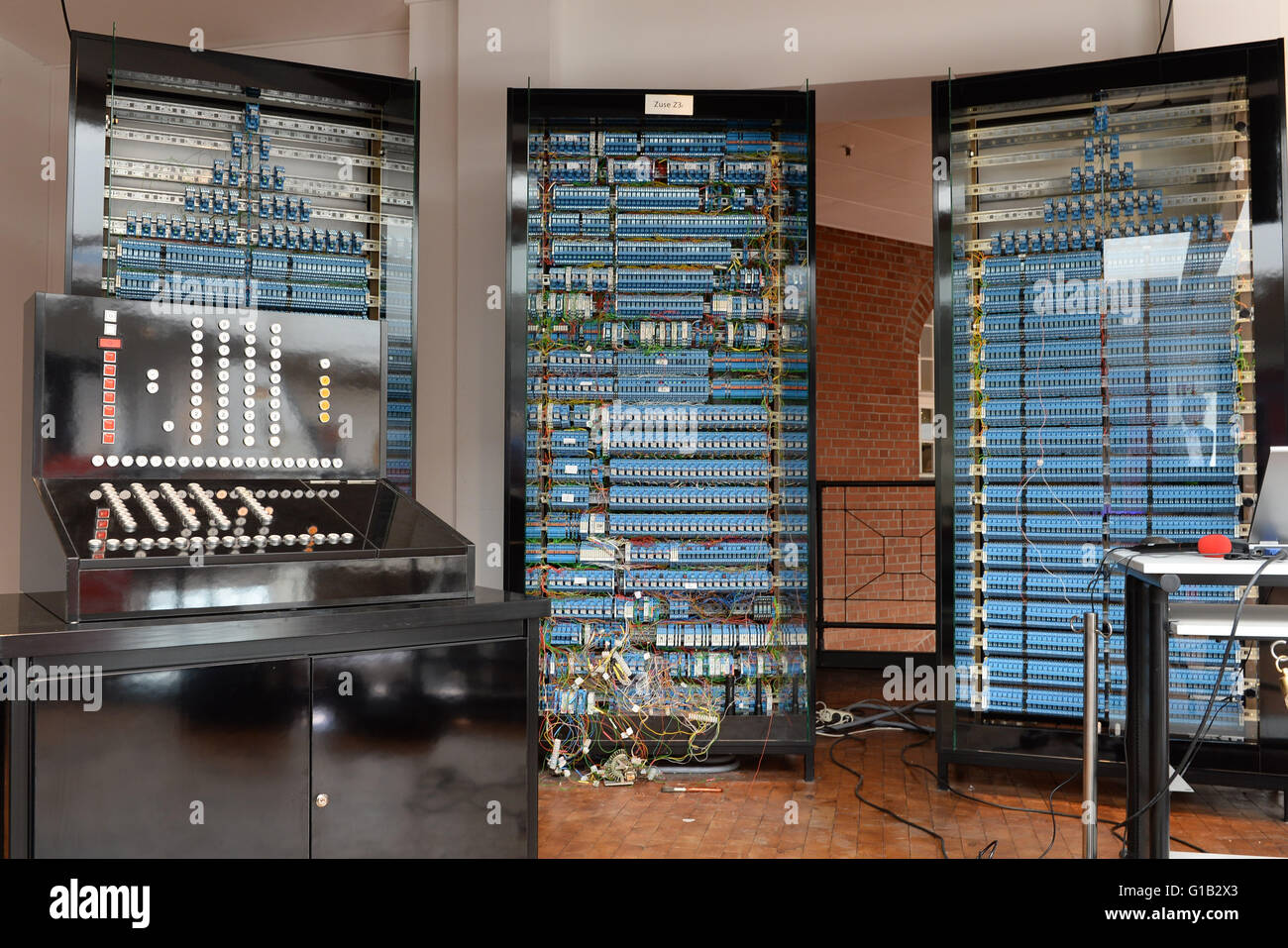 La réplique du premier ordinateur programmable peut être vu à Berlin, Allemagne, 12 mai 2016. Le Musée allemand de la technologie est la célébration de l'anniversaire "75 ans de la Z3 ordinateur de Konrad Zuse." Aujourd'hui les ordinateurs peuvent ordinateur autour d'un milliard de fois plus rapide que celle du Z3. Photo : PAUL ZINKEN/dpa Banque D'Images