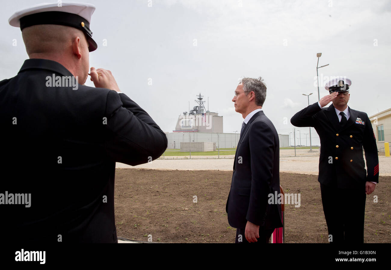 Deveselu, Roumanie. 12 mai, 2016. Le Secrétaire général de l'OTAN, Jens Stoltenberg (C) assiste à la cérémonie d'inauguration de la première base pour faire partie de la protection antimissile de l'OTAN à Deveselu, Roumanie, 12 mai 2016. De hauts fonctionnaires roumains et des représentants du ministère de la défense et de l'État, l'US Navy le siège européen de l'OTAN et les décideurs ont assisté à la cérémonie d'inauguration officielle de l'armée de défense antimissile mondial tenue le même jour. Photo : KAY NIETFELD/dpa/Alamy Live News Banque D'Images