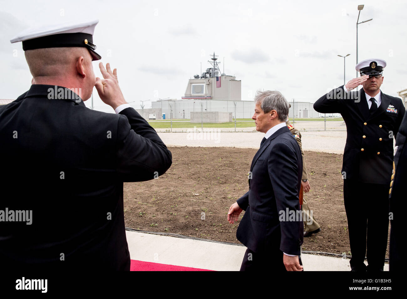 Deveselu, Roumanie. 12 mai, 2016. Le Premier ministre roumain Dacian Ciolos assiste à la cérémonie d'inauguration officielle de la première base pour faire partie de la protection antimissile de l'OTAN à Deveselu, Roumanie, 12 mai 2016. De hauts fonctionnaires roumains et des représentants du ministère de la défense et de l'État, l'US Navy le siège européen de l'OTAN et les décideurs ont assisté à la cérémonie d'inauguration officielle de l'armée de défense antimissile mondial tenue le même jour. Photo : KAY NIETFELD/dpa/Alamy Live News Banque D'Images