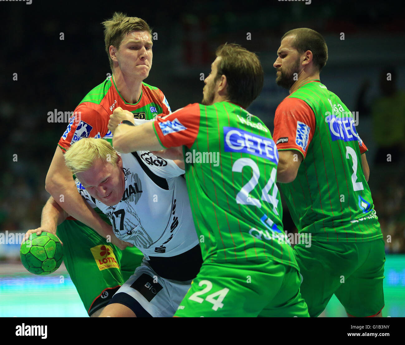 Kiehl's Patrick Wiencek (C) et de Magdebourg Finn Lemke (l-r), Michael Haass et Zeljko Musa en action au cours de la Bundesliga match de hand SC Magdeburg contre THW Kiel à Magdeburg, Allemagne, 11 mai 2016. Photo : Jens Wolf/dp Banque D'Images