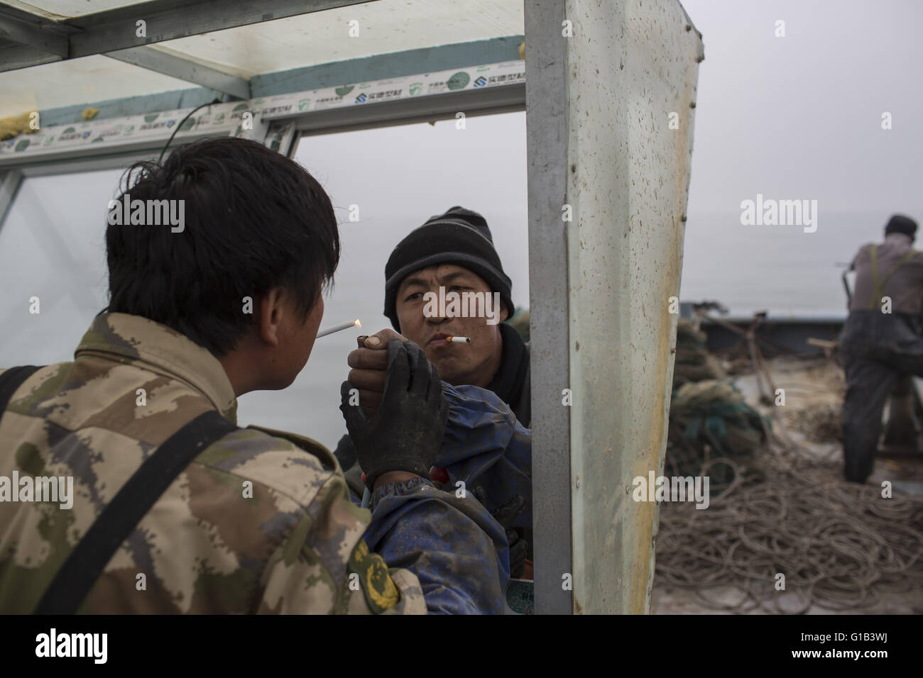 Xingcheng, province de Liaoning, Chine. 9 mai, 2016. Comme les ressources halieutiques côtières de la Chine sont de plus en plus décimées au cours des deux dernières décennies, causé par la pollution et la surpêche, l'augmentation des coûts de la pêche ont changé la vie des pêcheurs chinois évidemment. De nombreux pêcheurs ont choisi de vendre leurs bateaux et complètement renoncer à la vie de la pêche. La mer de Bohai est la source des ressources halieutiques marines dans le Nord de la Chine à l'avant, mais maintenant, la mer est devenue presque vide et de nombreuses espèces ont disparu. Wang Zhiqiang, a près de 40 ans, pêcheur qui vit à Xingcheng city, à Liaoning provinc Banque D'Images