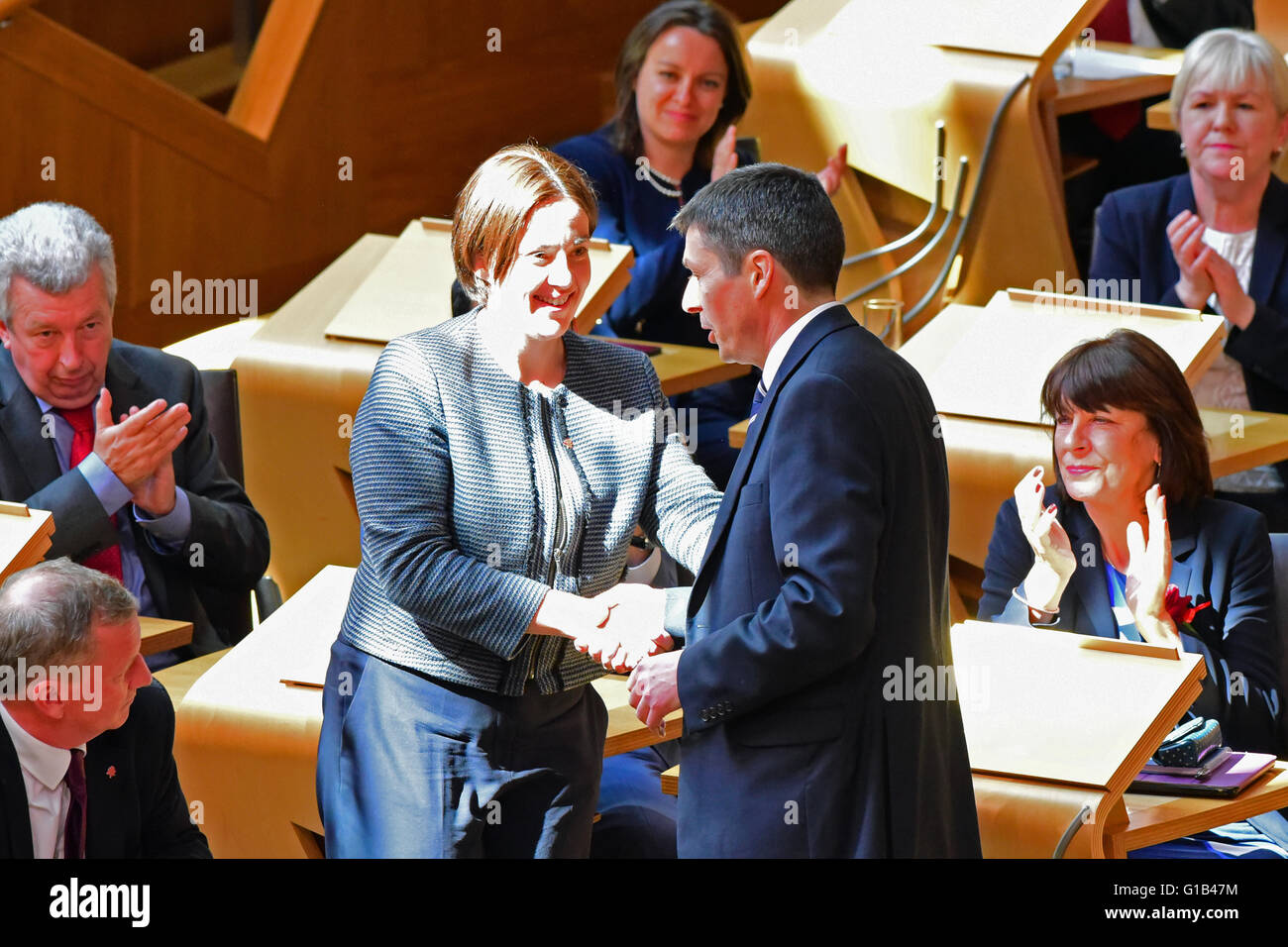 Edinburgh, Ecosse, Royaume-Uni, 12 mai, 2016. MSP Travail écossais Ken Macintosh est félicité par le dirigeant syndical Kezia Dugdale après avoir été élu nouveau Président du Parlement écossais, de crédit : Ken Jack / Alamy Live News Banque D'Images