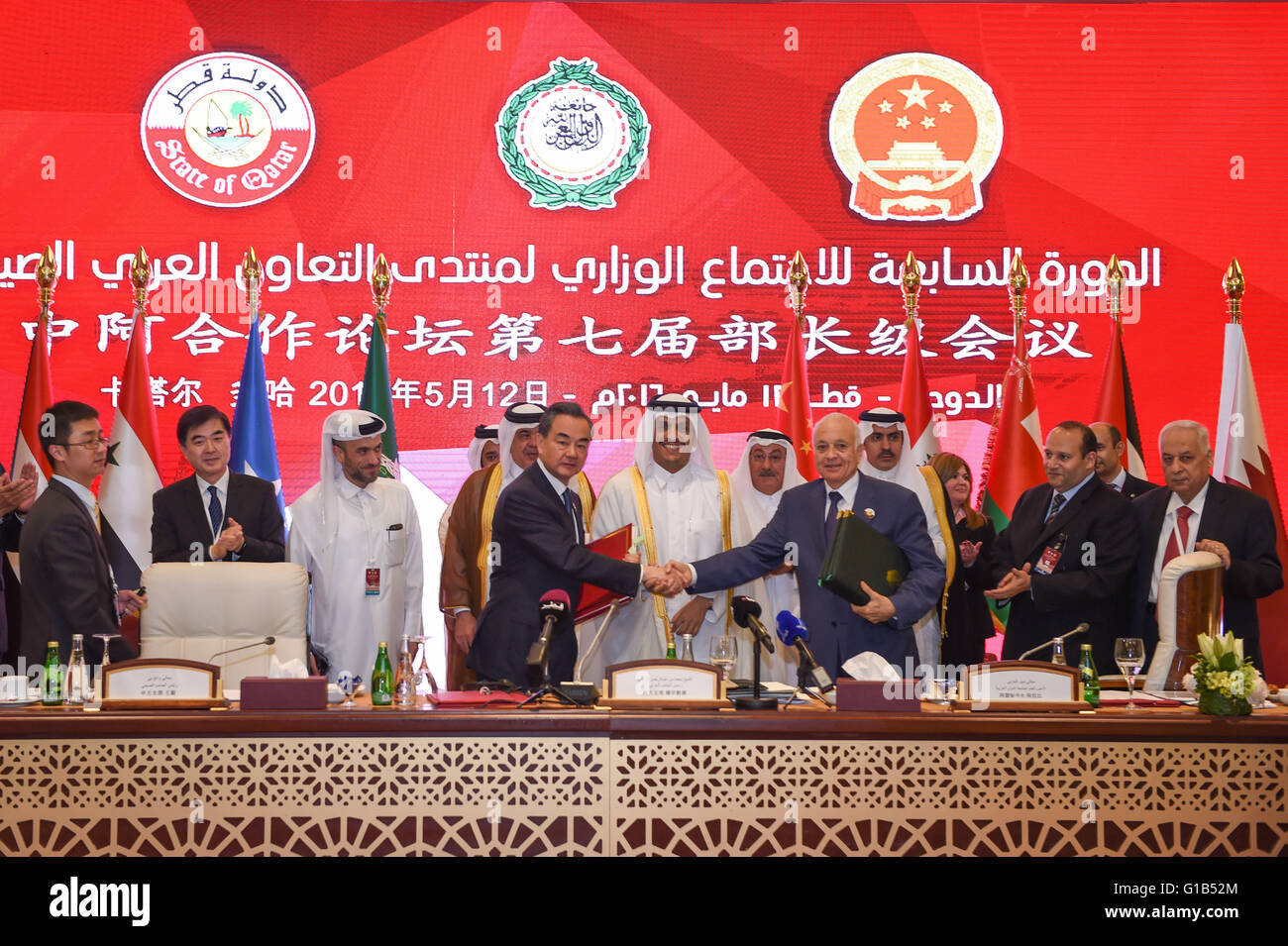 Doha, Qatar. 12 mai, 2016. Le Ministre chinois des affaires étrangères Wang Yi(L), serre la main avec le Secrétaire général de la Ligue arabe, Nabil El Araby(R) avant, après la signature de documents au cours de la cérémonie de clôture de la septième réunion ministérielle du Forum de coopération sino-arabe Membres à Doha, capitale du Qatar, le 12 mai 2016. © Meng Tao/Xinhua/Alamy Live News Banque D'Images