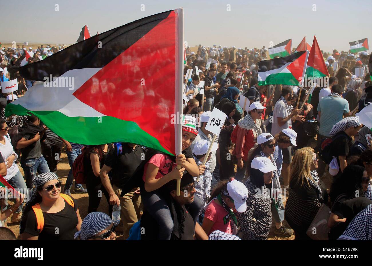 Jérusalem. 12 mai, 2016. Les manifestants tiennent des drapeaux palestiniens arabo-israélien qu'ils prennent part à une marche près de la partie sud de bédouins israéliens Rahat le 12 mai 2016. Des milliers d'Arabes israéliens ont fait une marche de protestation que les autorités israéliennes ont marqué le 68e anniversaire de la création du pays, jeudi. © Muammar Awad/Xinhua/Alamy Live News Banque D'Images