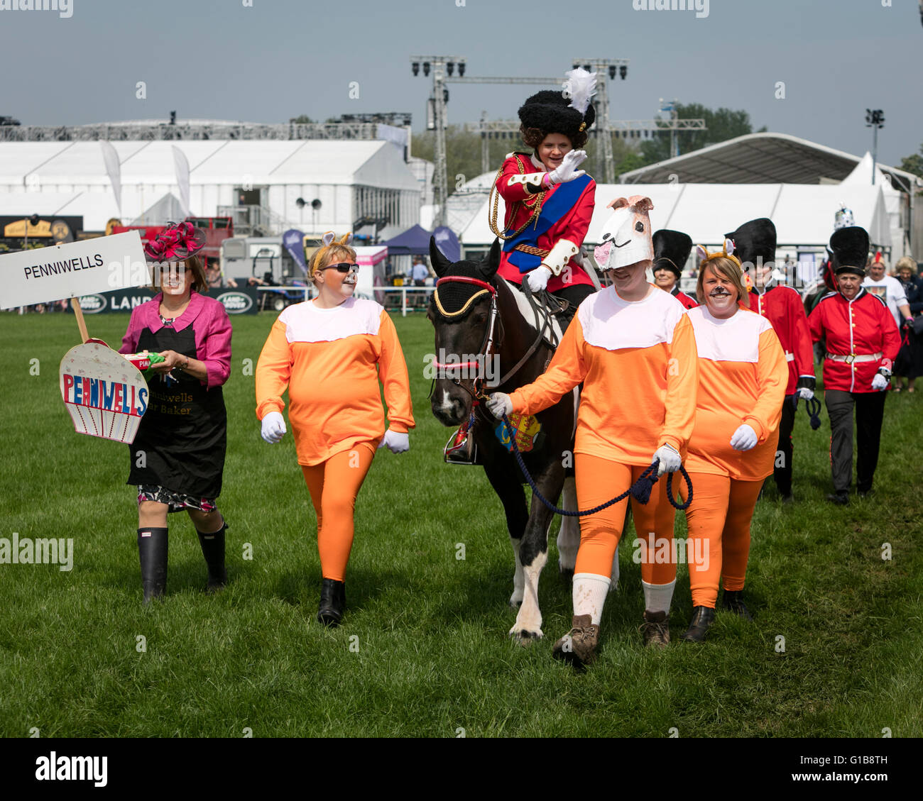 Royal Windsor Horse Show 2016. Concurrents dans la circonscription pour la mobilité Fancy Dress '60 Glorieuses'. Banque D'Images
