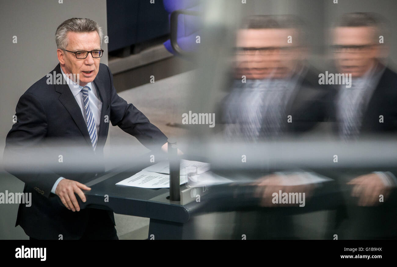 Berlin, Allemagne. 13 mai, 2016. Le ministre allemand de l'intérieur Thomas de Maizière (CDU) assiste à une session du parlement allemand (Bundestag) à Berlin, Allemagne, 13 mai 2016. Les parlementaires vont se prononcer sur la désignation du Maroc, la Tunisie et l'Algérie comme un pays d'origine sûr. Photo : Michael Kappeler/dpa/Alamy Live News Banque D'Images