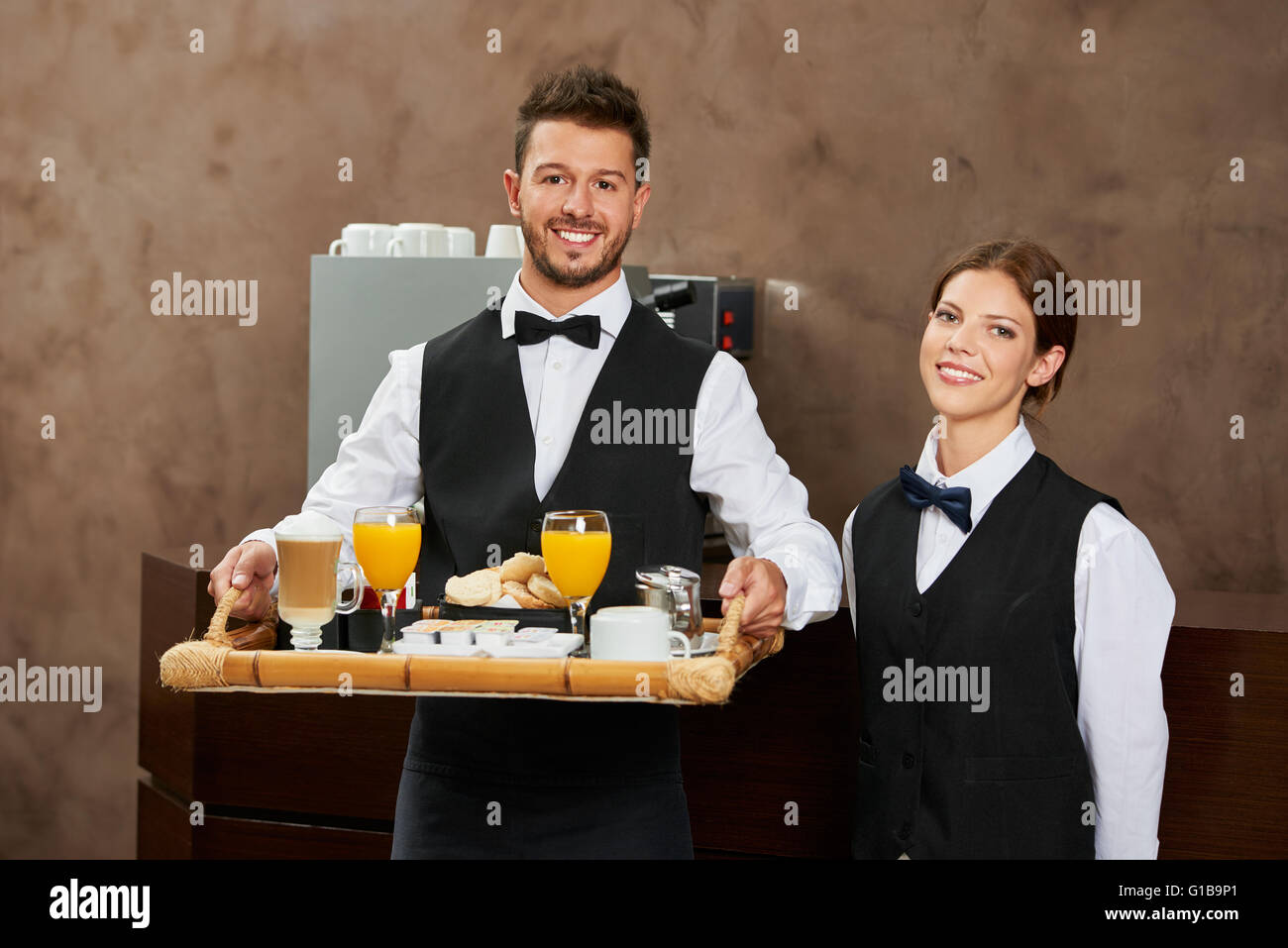 L'équipe du personnel de restauration qui sert le petit-déjeuner dans un restaurant de l'hôtel Banque D'Images