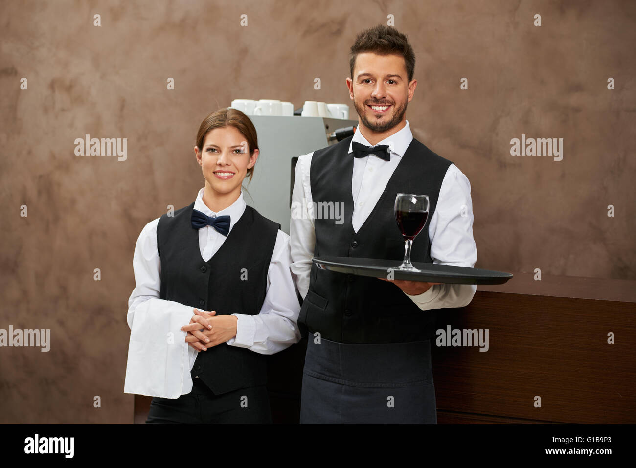 Serveur et sommelier dessert vin rouge dans un restaurant Banque D'Images