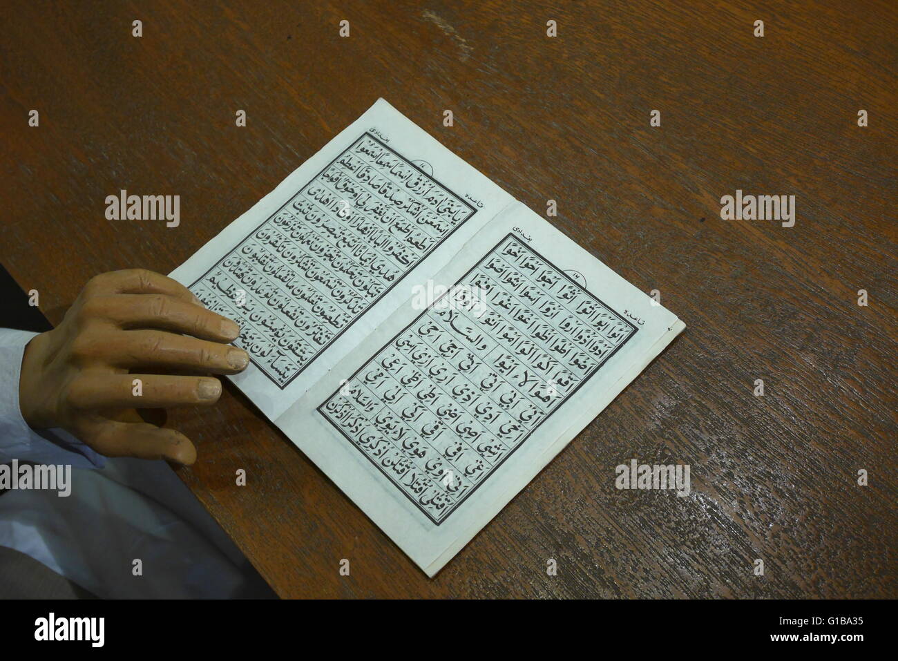 Close-up d'un Coran dans un modèle d'une salle de classe à l'intérieur de l'Al-Ahmadiya School Museum, Deira, DUBAÏ, ÉMIRATS ARABES UNIS Banque D'Images