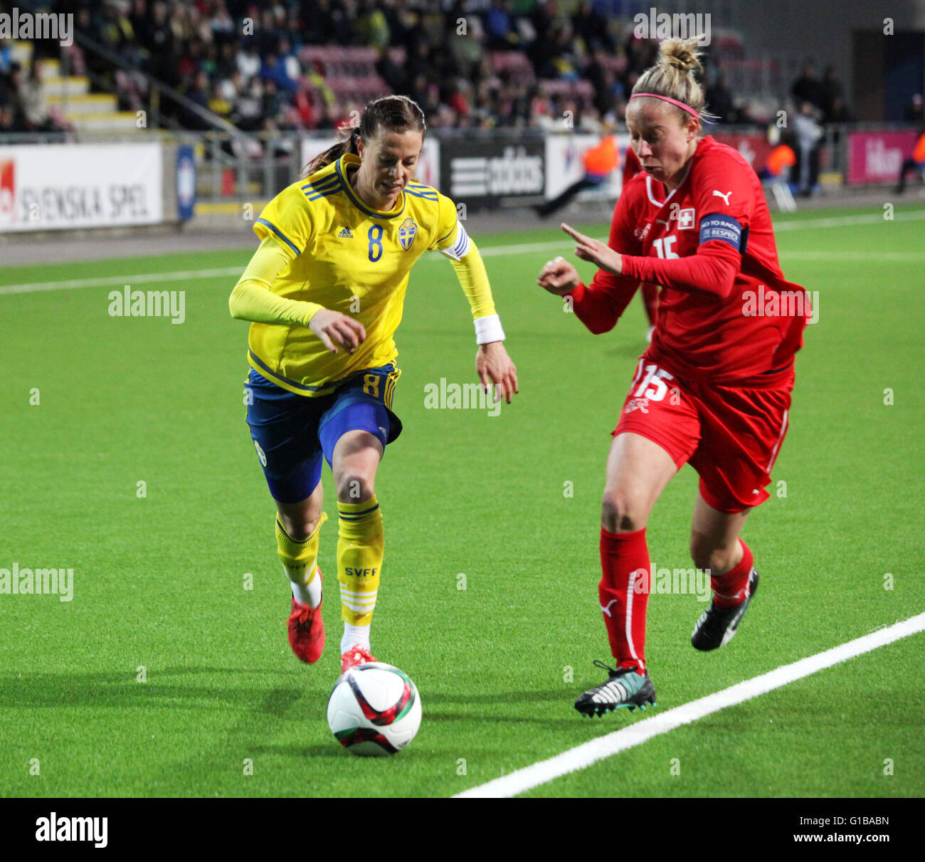 LOTTA SCHELIN football joueur professionnel suédois en France Lyon,ici dans l'équipe nationale contre Caroline Abbé Suisse Banque D'Images