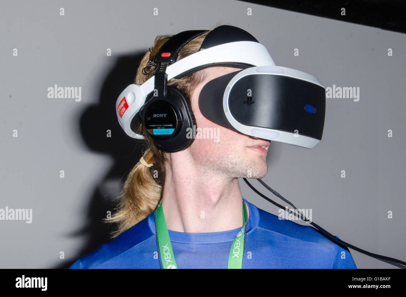 Sydney, Australie - 4 octobre 2015 : Sony a fourni un casque de réalité virtuelle pour la démonstration Playstation (PS4) au cours de l'EB 2015 Expo au Parc olympique de Sydney. Cette expérience virtuelle a également présenté de nouveaux jeux qui seront disponibles une fois que le VR est publié officiellement. Banque D'Images