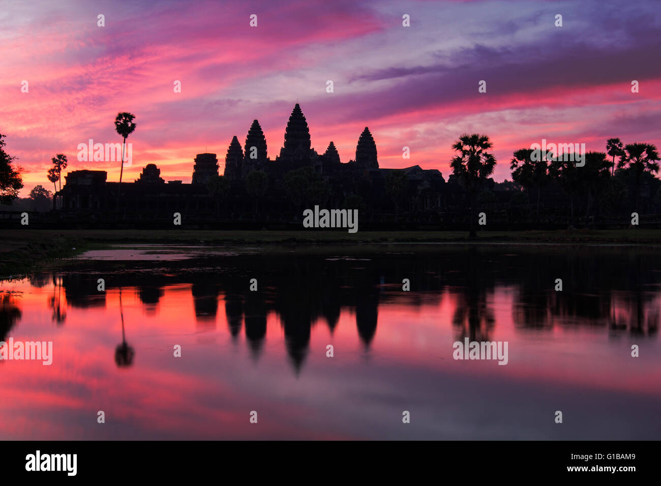 Angkor Wat temple à lever du soleil spectaculaire reflétant dans l'eau Banque D'Images