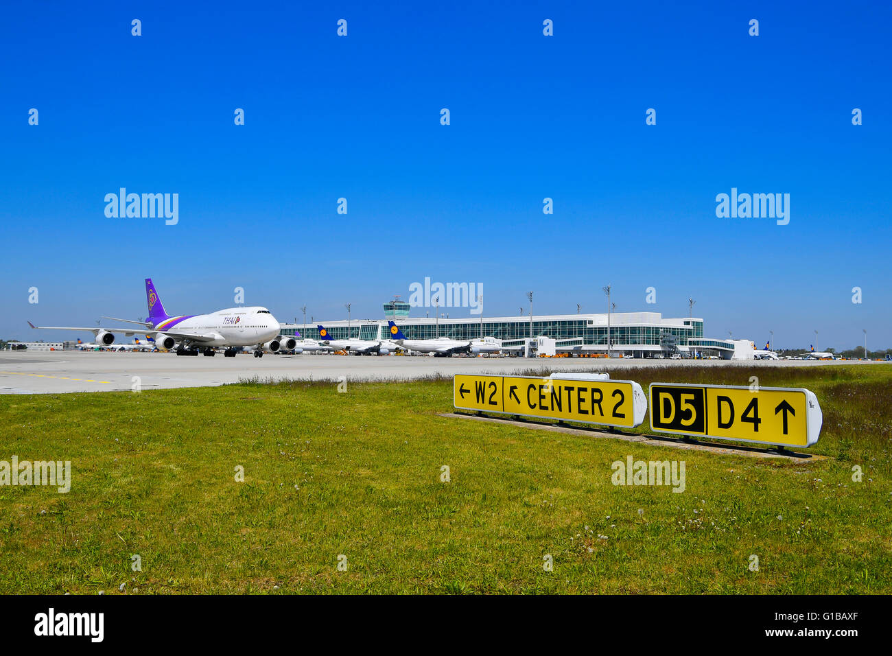 Thai airways, Boeing, B 747- 400, avion, avion, de prendre, enlever, piste, Terminal, chaînes, tour, l'aéroport de Munich, Banque D'Images