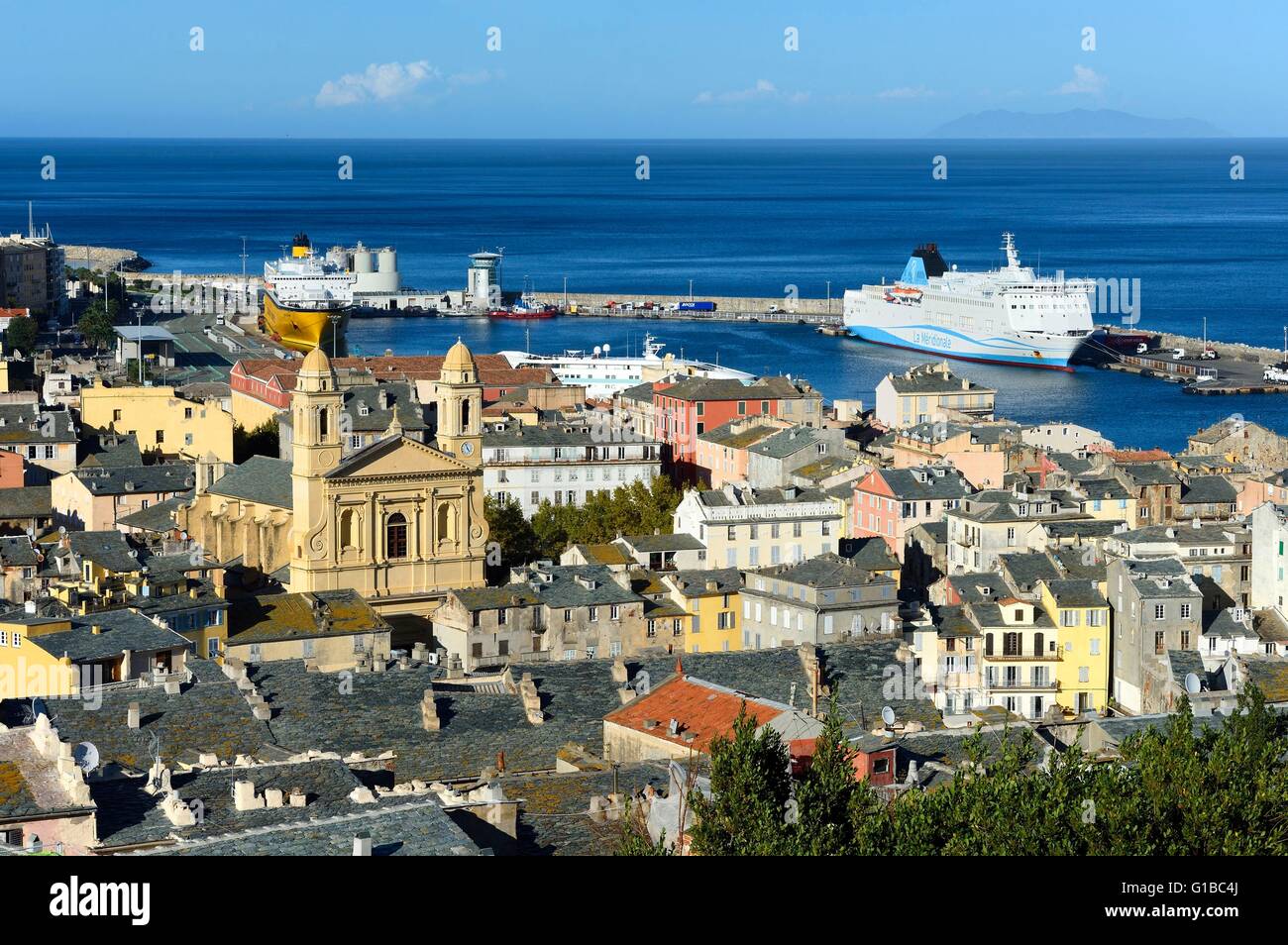 France, Haute Corse, Bastia, St Jean Baptiste et le port commercial à l'arrière-plan Banque D'Images